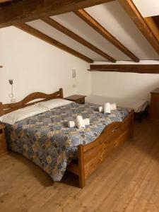帕苏德尔托纳莱Appartamenti Miriam的一间卧室配有一张床,上面有两条毛巾