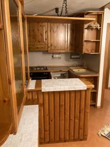 帕苏德尔托纳莱Appartamenti Miriam的厨房配有木制橱柜和台面