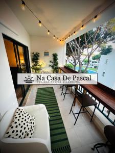 维拉摩拉Vilamoura 2 Bedroom with Pool - Na Casa De Pascal的客房设有带桌椅的阳台。