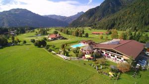 埃普芬多夫Gut Hanneshof的享有带游泳池和山脉的度假村的空中景致
