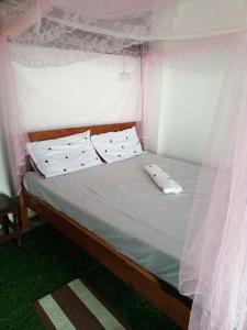 Mikocheni Home stay客房内的一张或多张床位