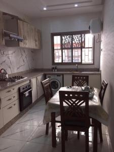 DerouaAirport M V chambre stay的厨房配有桌椅和炉灶。