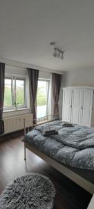 罗斯多夫Zimmer Nähe Darmstadt的一间卧室设有一张大床和两个窗户。