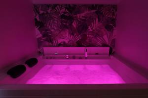 庞特卡格纳诺toc toc的粉红色的热水浴池,配有植物壁画