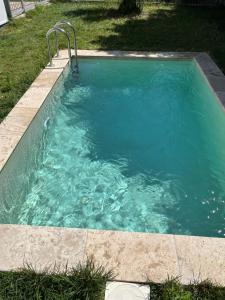 索尔格河畔利勒villa chaton的庭院里的一个蓝色海水游泳池
