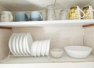 雅典生活超便利的小公寓的厨房里带盘子和碗的架子