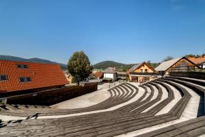 Stari Trg pri LožuYouth Hostel Arsviva的一座拥有房屋和建筑物的露天剧场