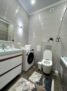 阿斯塔纳ЖК Champion с новым ремонтом的一间带洗衣机和卫生间的浴室