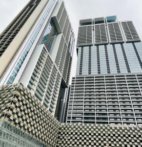 吉隆坡KLCC Suites Platinum 2的城市两座高楼,窗户被检查
