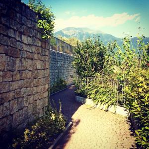 加尔达湖滨Dream of the Lake - Garda Village的砖墙,墙旁有一条小路
