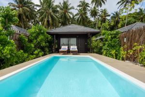 芭环礁Royal Island Resort at Baa Atoll Biosphere Reserve的别墅前的游泳池