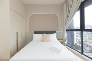 吉隆坡Continew Residence KL CoBNB的一间卧室设有一张大床和大窗户