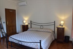 博尔格阿布贾诺Da Poldino的一间卧室配有一张带2个床头柜和2盏灯的床。