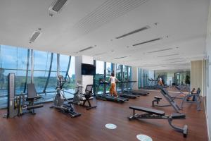 长沙长沙机场凯悦嘉轩酒店的大楼内带跑步机和机器的健身房