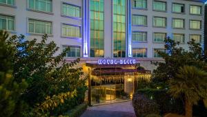 伊斯坦布尔德拉格斯精英酒店的带有酒店标志的酒店大楼