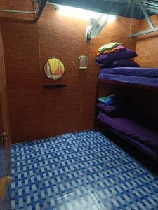 宜力Houseboat Sinar Belum的客房设有两张双层床和镜子