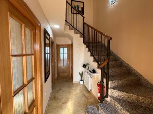 利纳雷斯Casa grande de tres plantas的房屋内带螺旋楼梯的走廊