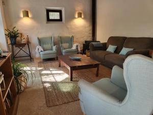 圣马里亚德尔卡米Cas Pilot的客厅配有沙发、椅子和桌子