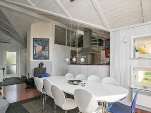 Strøby11 person holiday home in Str by的一间配备有白色桌椅的用餐室