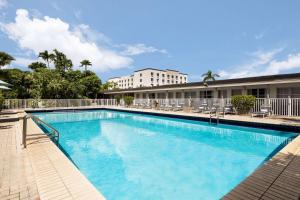 迈阿密迈阿密/机场北戴斯酒店的一座位于酒店后面的建筑中的游泳池
