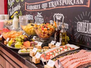 利马宜必思拉尔科米拉弗洛雷斯酒店的自助餐,餐桌上供应不同类型的食物