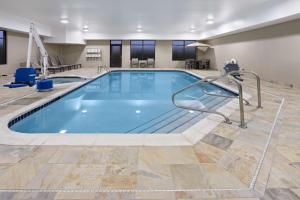 Brooklyn克利夫兰机场/ 铁德曼路汉普顿酒店的大型游泳池位于酒店客房内,