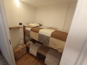 布勒伊-切尔维尼亚Bilocale Funivie的一间小卧室,房间内设有两张床