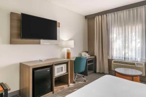 路易斯威尔路易斯维尔博览中心华美达酒店的酒店客房设有一张床和一张带电视的书桌。