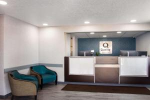 圣达菲Quality Inn Santa Fe New Mexico的一间设有两把椅子和柜台的等候室