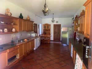 阿塞沃Casa Rural Los Robles的一个带木制橱柜和桌子的大厨房