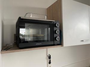 BerbourgVakantieverblijf Luxemburg的厨房柜台上有一个黑微波炉烤箱