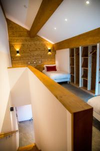 圣马丹韦叙比耶Pure Montagne Resort & Spa的一间设有楼梯的房间和一间带一张床的卧室