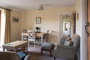 瑟斯克Morndyke Cottage的客厅配有沙发和桌子