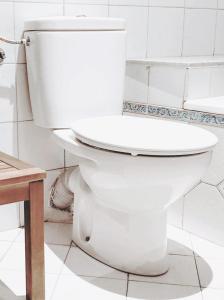 圣塞瓦斯蒂安Spacious Confortable near Beach Pintxos Area的浴室内设有一个白色的厕所