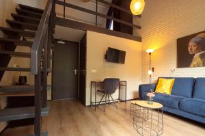 洛赫姆Bosrijk Ruighenrode的客厅设有蓝色的沙发和楼梯。