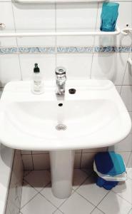 圣塞瓦斯蒂安Spacious Confortable near Beach Pintxos Area的白色浴室水槽和玻璃