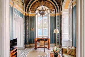 贝拉吉奥Grand Hotel Villa Serbelloni - A Legendary Hotel的客厅配有椅子和窗户