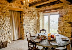 Laferté-sur-AmanceChateau d 'Impasse的窗户客房内的木桌