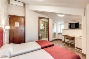 罗马米洛酒店的配有一张床和一张书桌的酒店客房