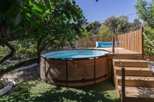 贝加德圣马特奥Villa Ojuelos的后院的热水浴池,设有木甲板