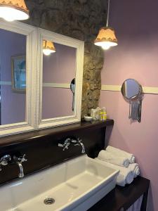 Suesa卡索纳苏萨酒店的一间带水槽和镜子的浴室