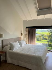 Suesa卡索纳苏萨酒店的一间卧室设有一张大床和一个大窗户