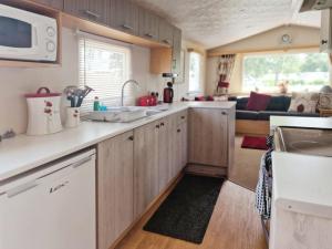 赛伦塞斯特Lakeside Cotswold Holiday Home的厨房配有水槽和台面