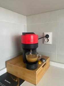 克卢日-纳波卡Dora City Apartament的木制台上的红色咖啡壶
