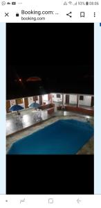 卡纳内亚Pousada Por do Sol的一张蓝色游泳池的照片