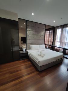 吉隆坡8 Kia Peng Suites KLCC by Luna的卧室配有一张白色的大床,铺有木地板