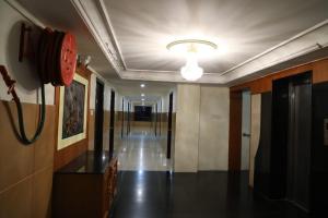 塞勒姆Hotel Shrie Shaanth的走廊上墙上有电话