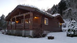 LauvstadCosy chalet, 100m2 with fjordview!的雪中小木屋,配有圣诞灯