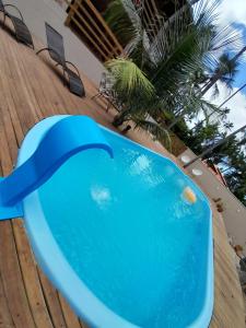 圣米格尔-杜戈斯托苏Casa Sol do Gostoso的木制甲板上的一个蓝色游泳池