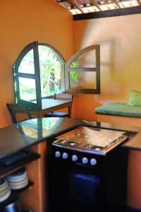 马劳Casa Del Mar的厨房配有炉灶和带窗户的台面